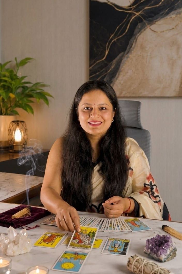 Surbhi Taneja performing a relationship tarot reading